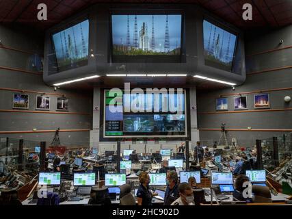 Kourou, Guyana francese. 25 dicembre 2021. Le squadre di lancio monitorano il conto alla rovescia per il lancio del razzo Arianespace Ariane 5 con il telescopio spaziale James Webb della NASA a bordo, in missione di controllo presso il Guiana Space Center, 25 dicembre 2021 a Kourou, Guiana francese. Credit: Bill Ingls/NASA/Alamy Live News Foto Stock