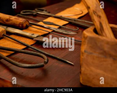 ferro medico o dentista strumenti riproduzioni attrezzature mediche medievali Foto Stock