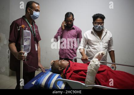 Dhaka, Bangladesh. 26th Dic 2021. I medici hanno detto che nessuna delle vittime che hanno bruciato nel fuoco di MV Abhijan-10 lancio sul fiume Sugandha in Jhalokati sono ancora al sicuro. Attualmente 21 vittime sono in trattamento presso l'Istituto Nazionale di Burn and Plastic Surgery di Sheikh Hasina a Dhaka, Bangladesh. (Credit Image: © Md. Rakibul Hasan/ZUMA Press Wire) Credit: ZUMA Press, Inc./Alamy Live News Foto Stock