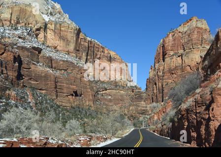 Ampio paesaggio panoramico delle scogliere spazzate dalla neve che circondano la strada attraverso lo Zion National Park, Utah, USA. Foto Stock