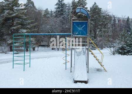 Parco giochi per bambini sulla neve Foto Stock