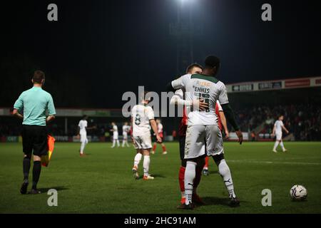 CHELTENHAM, REGNO UNITO. DICEMBRE 26th Alfie May of Cheltenham Town e Niall Ennis of Plymouth Argyle condividono un abbraccio a tempo pieno durante la partita della Sky Bet League 1 tra Cheltenham Town e Plymouth Argyle al Jonny-Rocks Stadium di Cheltenham domenica 26th dicembre 2021. (Credit: Kieran Riley | MI News) Credit: MI News & Sport /Alamy Live News Foto Stock