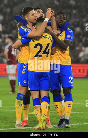 Londra, Regno Unito. 26th Dic 2021. Jan Bednarek di Southampton (l) festeggia con i compagni di squadra dopo aver segnato il terzo gol della sua squadra. Premier League Match, West Ham Utd v Southampton al London Stadium, Queen Elizabeth Olympic Park a Londra il giorno di Santo Stefano, domenica 26th dicembre 2021. Questa immagine può essere utilizzata solo a scopo editoriale. Solo per uso editoriale, licenza richiesta per uso commerciale. Nessun uso in scommesse, giochi o un singolo club/campionato/player pubblicazioni. pic di Steffan Bowen/Andrew Orchard sport fotografia/Alamy Live news credito: Andrew Orchard sport fotografia/Alamy Live News Foto Stock