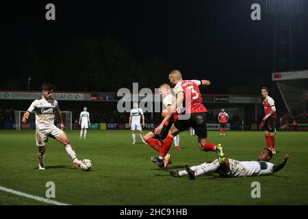 CHELTENHAM, REGNO UNITO. DICEMBRE 26th Niall Ennis di Plymouth Argyle è trovato da Chris Hussey di Cheltenham Town durante la partita della Sky Bet League 1 tra Cheltenham Town e Plymouth Argyle al Jonny-Rocks Stadium di Cheltenham domenica 26th dicembre 2021. (Credit: Kieran Riley | MI News) Credit: MI News & Sport /Alamy Live News Foto Stock