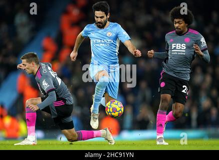 Ilkay Gundogan (centro) di Manchester City combatte con la palla con Timothy Castagne di Leicester City (a sinistra) e Hamza Choudhury durante la partita della Premier League all'Etihad Stadium di Manchester. Data foto: Domenica 26 dicembre 2021. Foto Stock