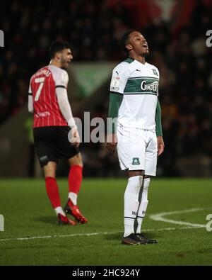 CHELTENHAM, REGNO UNITO. DICEMBRE 26th Niall Ennis di Plymouth Argyle reagisce durante la partita della Sky Bet League 1 tra Cheltenham Town e Plymouth Argyle al Jonny-Rocks Stadium di Cheltenham domenica 26th dicembre 2021. (Credit: Kieran Riley | MI News) Credit: MI News & Sport /Alamy Live News Foto Stock