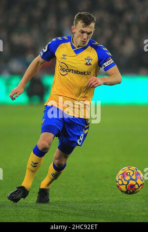 Londra, Regno Unito. 26th Dic 2021. James Ward-Prowse di Southampton in azione durante il gioco. Premier League Match, West Ham Utd v Southampton al London Stadium, Queen Elizabeth Olympic Park a Londra il giorno di Santo Stefano, domenica 26th dicembre 2021. Questa immagine può essere utilizzata solo a scopo editoriale. Solo per uso editoriale, licenza richiesta per uso commerciale. Nessun uso in scommesse, giochi o un singolo club/campionato/player pubblicazioni. pic di Steffan Bowen/Andrew Orchard sport fotografia/Alamy Live news credito: Andrew Orchard sport fotografia/Alamy Live News Foto Stock