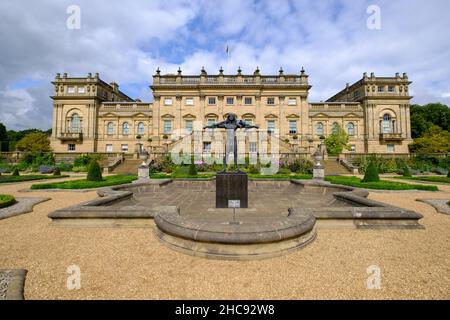 West Yorkshire, Regno Unito - 20 agosto 2021: Vista panoramica di Harewood House Harrogate 18th secolo maestoso casa e giardini nel West Yorkshire n Foto Stock