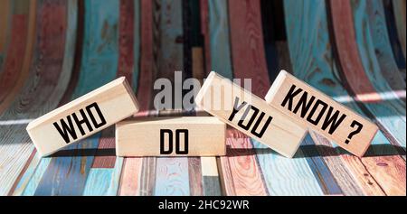 Chi conoscete il simbolo. Blocchi di legno con l'iscrizione che conosci. Bellissimo sfondo a righe. Business e chi conosce il concetto. Copia spac Foto Stock