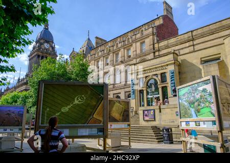 Leeds, Regno Unito - 3 agosto 2021: Leeds Art Gallery and Library ospita una mostra di fotografia esterna chiamata Britain from the Air. Foto Stock