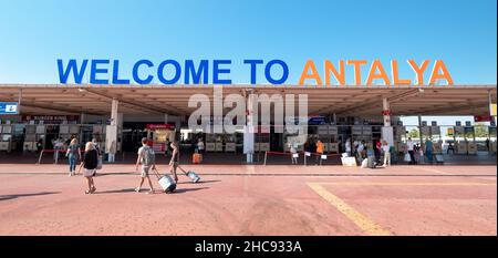 24 agosto 2021, Antalya, Turchia: Benvenuto ad Antalya segno vicino all'ingresso del Terminal Internazionale dell'Aeroporto Foto Stock