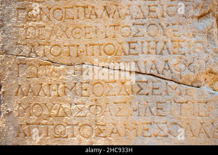 Iscrizioni in greco su colonne nelle rovine dell'antica città di Phaselis nella Turchia moderna Foto Stock
