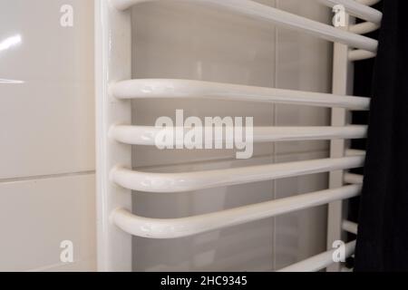 Grande scala bianca bagno radiatore e asciugamano scuro Foto Stock