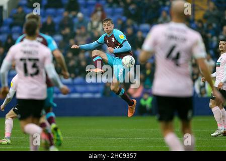 Birkenhead, Regno Unito. 26th Dic 2021. Tom Davies di Tranmere Rovers in azione. EFL Skybet Football League Two match, Tranmere Rovers v Barrow at Prenton Park, Birkenhead, Wirral on Boxing Day, domenica 26th dicembre 2021. Questa immagine può essere utilizzata solo per scopi editoriali. Solo per uso editoriale, licenza richiesta per uso commerciale. Nessun uso in scommesse, giochi o un singolo club/campionato/giocatore publications.pic di Chris Stading/Andrew Orchard sport fotografia/Alamy Live News credito: Andrew Orchard sport fotografia/Alamy Live News Foto Stock