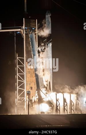 Capo Canaveral, Stati Uniti d'America. 21 dicembre 2021. Un razzo SpaceX Falcon 9 che trasporta la navicella spaziale Dragon Cargo si lancia dal Launch Complex 39A al mattino presto al Kennedy Space Center 21 dicembre 2021 a Cape Canaveral, Florida. La missione per la Stazione spaziale Internazionale è la missione di riapprovvigionamento commerciale 24th di SpaceX. Credit: Kevin Davis e Chris Coleman/NASA/Alamy Live News Foto Stock