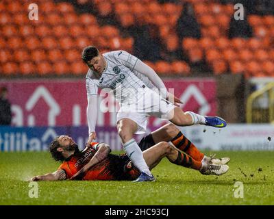 Tannadice Park, Dundee, Regno Unito. 26th dicembre 2021; Tannadice Park, Dundee, Scozia: Scottish Premier League Football, Dundee United Versus Hibernian: Charlie Mulcrew di Dundee United scivola dentro per affrontare Kevin Nisbet di Hibernian Credit: Action Plus Sports Images/Alamy Live News Foto Stock