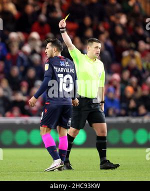 L'arbitro David Webb mostra una carta gialla al Joao Carvalho della foresta di Nottingham durante la partita del campionato Sky Bet al Riverside Stadium, Middlesbrough. Data foto: Domenica 26 dicembre 2021. Foto Stock