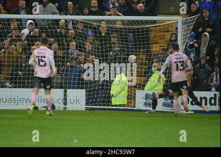 BIRKENHEAD, UK DEC 26th Tranmere Make IT 2-0 durante la partita della Sky Bet League 2 tra Tranmere Rovers e Barrow al Prenton Park, Birkenhead, domenica 26th dicembre 2021. (Credit: Ian Charles | MI News) Credit: MI News & Sport /Alamy Live News Foto Stock