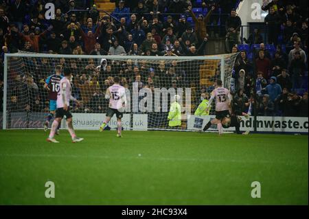 BIRKENHEAD, UK DEC 26th Tranmere Make IT 2-0 durante la partita della Sky Bet League 2 tra Tranmere Rovers e Barrow al Prenton Park, Birkenhead, domenica 26th dicembre 2021. (Credit: Ian Charles | MI News) Credit: MI News & Sport /Alamy Live News Foto Stock