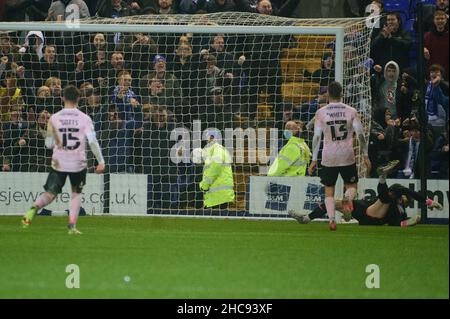 BIRKENHEAD, UK DEC 26th Tranmere Make IT 2-0 durante la partita della Sky Bet League 2 tra Tranmere Rovers e Barrow al Prenton Park, Birkenhead, domenica 26th dicembre 2021. (Credit: Ian Charles | MI News) Credit: MI News & Sport /Alamy Live News Foto Stock