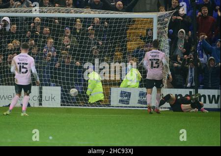 BIRKENHEAD, UK DEC 26th Tranmere Make IT 2-0 durante la partita della Sky Bet League 2 tra Tranmere Rovers e Barrow al Prenton Park, Birkenhead, domenica 26th dicembre 2021. (Credit: Ian Charles | MI News) Credit: MI News & Sport /Alamy Live News Foto Stock