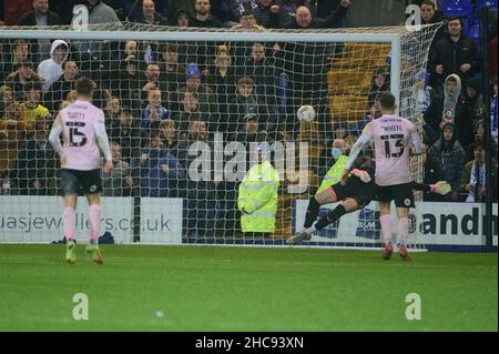 BIRKENHEAD, UK DEC 26th Tranmere Make IT 2-0 durante la partita della Sky Bet League 2 tra Tranmere Rovers e Barrow al Prenton Park, Birkenhead, domenica 26th dicembre 2021. (Credit: Ian Charles | MI News) Credit: MI News & Sport /Alamy Live News Foto Stock