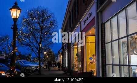 NEW CANAAN, CT, USA - DICEMBRE 21 2021: Prima di Natale su Elm Street con luci e decorazioni per le vacanze Foto Stock