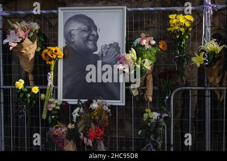 Ore dopo la morte dell'Arcivescovo Emerito Desmond Tutu, avvenuta il 26 dicembre 2021, all'età di 90 anni, iniziarono ad apparire tributi nella Cattedrale di San Giorgio di Città del Capo Foto Stock