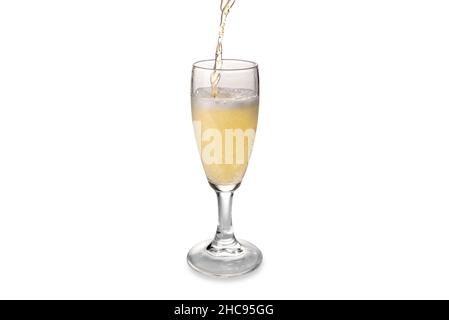 Champagne o vino frizzante versarlo nel bicchiere con spruzzi isolati su bianco, spazio copia Foto Stock