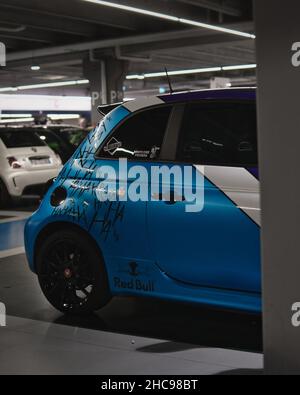 Fiat 500 Abarth avvolta in blu in un parcheggio sotterraneo Foto Stock