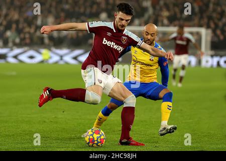 London Stadium, Londra, Regno Unito. 26th Dic 2021. Premier League Football West Ham Versus Southampton; Declan Rice of West Ham United è sotto pressione da Nathan Redmond of Southampton Credit: Action Plus Sports/Alamy Live News Foto Stock