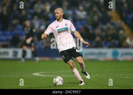 Birkenhead, Regno Unito. 26th Dic 2021. Jason Taylor di Barrow in azione. EFL Skybet Football League Two match, Tranmere Rovers v Barrow at Prenton Park, Birkenhead, Wirral on Boxing Day, domenica 26th dicembre 2021. Questa immagine può essere utilizzata solo per scopi editoriali. Solo per uso editoriale, licenza richiesta per uso commerciale. Nessun uso in scommesse, giochi o un singolo club/campionato/giocatore publications.pic di Chris Stading/Andrew Orchard sport fotografia/Alamy Live News credito: Andrew Orchard sport fotografia/Alamy Live News Foto Stock