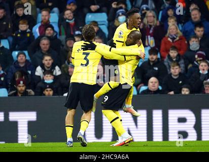 Romelu Lukaku di Chelsea (a destra) festeggia con i suoi compagni di squadra dopo aver segnato il secondo gol della partita durante la partita della Premier League a Villa Park, Birmingham. Data foto: Domenica 26 dicembre 2021. Foto Stock