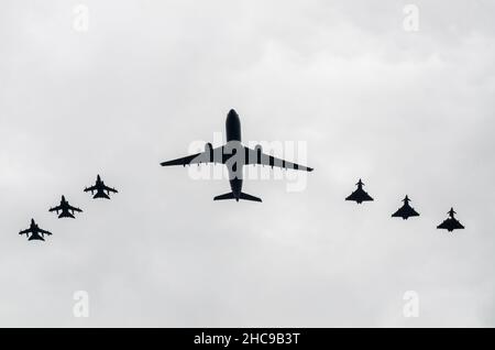 Queens Birthday Flypassato sopra il Mall, Londra, Regno Unito, dopo Trooping The Color 2014. Royal Air Force A330 Voyager con combattenti Tornado e Typhoon Foto Stock