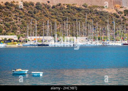 28 agosto 2021, Kas, Turchia: Porto turistico di lusso con costosi yacht parcheggiati e barche da crociera. Vacanze al mare sulla costa e l'architettura di por Foto Stock