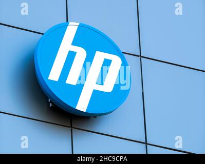 Bucarest, Romania - 10.01.2021: Logo e firma Hewlett Packard su un edificio di uffici a Bucarest. Foto Stock