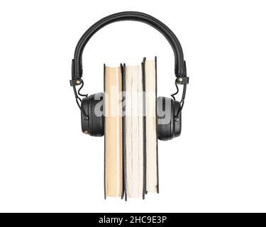 Audio libri concetto. Documentazione cartacea con cuffie isolate su sfondo bianco. Ascolto di audiolibri. Foto Stock