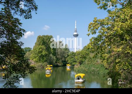 Paesaggio di gondola barca alla torre della televisione in Luisenpark Mannheim Baden Wurttemburg Foto Stock