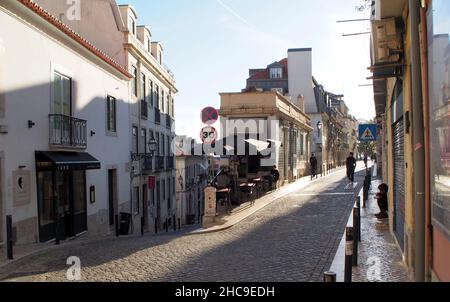 Scena stradale con ombre pomeridiane a Bairro Alto, Rua Mal. Saldanha, Lisbona, Portogallo Foto Stock