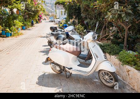 28 agosto 2021, Kas, Turchia; Vespa moto scooter parcheggiato in strada città Foto Stock