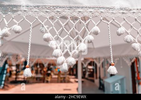 tessuto con pizzo e pom come decorazione Foto Stock