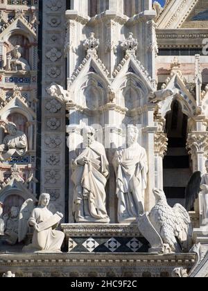 Particolare della facciata del Duomo di Siena con sculture Foto Stock