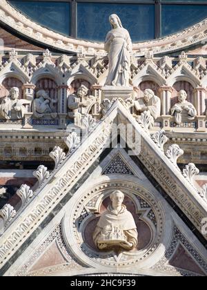 Sculture della facciata del Duomo di Siena Foto Stock