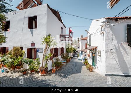 28 agosto 2021, Kas, Turchia: Strette strade romantiche della località e città turistica di Kash con case in stile greco imbiancato Foto Stock