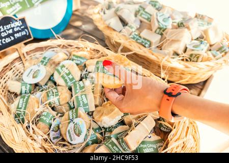 28 agosto 2021, Kas, Turchia: Acquisto di sapone fatto a mano con olio d'oliva sul mercato locale Foto Stock