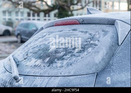 Finestrino posteriore della vettura ghiacciato Foto Stock