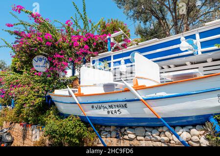 28 agosto 2021, Kas, Turchia: Disegno inusuale di un ristorante di pesce con tavoli sotto forma di barche da pesca Foto Stock