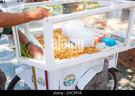 28 agosto 2021, Kas, Turchia: Stallo mobile per la vendita di mandorle fresche e succose su ghiaccio in vetrina. Uno spuntino buono e sano in una giornata calda, Foto Stock