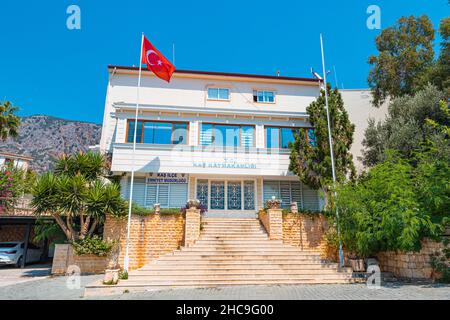28 agosto 2021, Kas, Turchia: Costruzione dell'amministrazione e Prefettura della città di Kas. Concetto di autorità e di enti di autogoverno Foto Stock