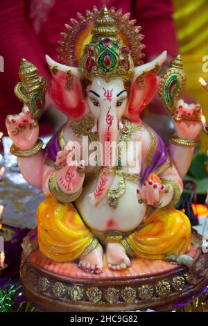 Ganesha o in sanscrito conosciuto come Ganapati e Vinayaka, è una delle divinità più conosciute e adorate nel pantheon indù. Foto Stock